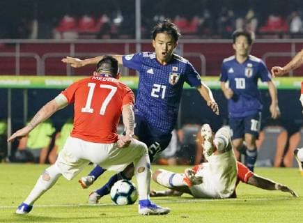 Fußball, Copa America, Japan - Chile Football: Copa America Takefusa Kubo (21) of Japan attempts to dribble past Gary Medel of Chile during the second half of Chile s 4-0 win in a Group C match of the Copa America football tournament in Sao Paulo on June 17, 2019. 
