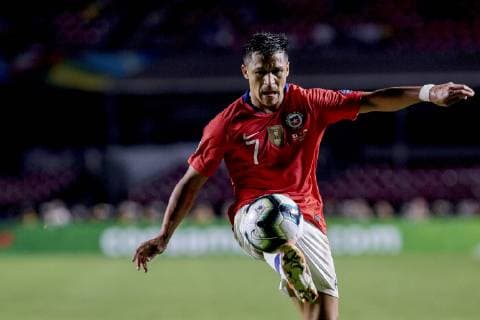 FuÃŸball, Copa America, Japan - Chile 17th June 2019, Estadio Morumbi, Sao Paulo, Brazil; Copa America Football tournament, Chile versus Japan; Alexis S& xe1;nchez of Chile stretches for the ball  ActionPlus12145156 L& xe9;oxPinheiro