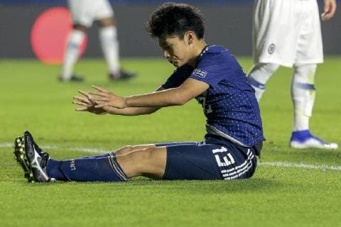 FuÃŸball, Copa America, Japan - Chile 17th June 2019, Estadio Morumbi, Sao Paulo, Brazil; Copa America Football tournament, Chile versus Japan; Ayase Ueda of Japan hits the deck after a heavy challenge  ActionPlus12145170 L& xe9;oxPinheiro