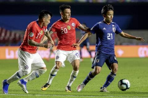 FuÃŸball, Copa America, Japan - Chile 17th June 2019, Estadio Morumbi, Sao Paulo, Brazil; Copa America Football tournament, Chile versus Japan; Takefusa Kubo of Japan breaks away from Charles Ar& xe1;nguiz and Gary Medel of Chile  ActionPlus12145173 L& xe9;oxPinheiro