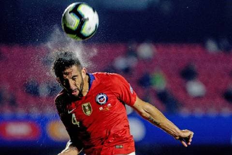 FuÃŸball, Copa America, Japan - Chile 17th June 2019, Estadio Morumbi, Sao Paulo, Brazil; Copa America Football tournament, Chile versus Japan; A stylized view as Mauricio Isla of Chile heads the ball clear  ActionPlus12145176 L& xe9;oxPinheiro