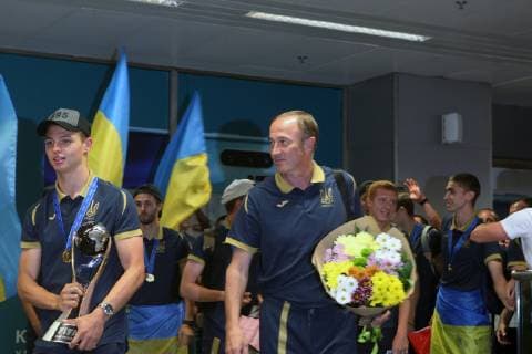 Captain Valerii Bondar holding the FIFA World Cup, WM, Weltmeisterschaft, Fussball trophy and head coach Oleksandr Petrakov (R) are pictured during a welcome ceremony at Boryspil International Airport, Kyiv Region, northern Ukraine, June 16, 2019. Ukraine claimed a 3-1 over the Republic of Korea in the final of the FIFA U-20 World Cup Poland 2019 at the Lodz Stadium in Poland on June 15. Ukrinform. Ukraine s U-20 team brings home FIFA World Cup  Copyright: xAnatoliixSirykx
