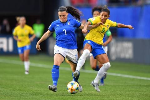 duel, match scene, duel, duel, tackle, tackling, dynamics, action, Alia Guagni Italy 7 with Debinha Brazil 9 , 18 06 2019, Valenciennes France , football, FIFA Womens World Cup 2019, Italy Brazil, FIFA REGULATIONS PROHIBIT ANY USE OF PHOTOGRAPHS AS IMAGE SEQUENCES AND OR QUASI VIDEO xmkx