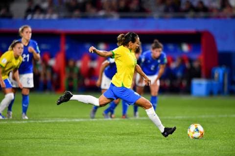 Marta Brazil 10 shoots the penalty kick, 18 06 2019, Valenciennes France , Football, FIFA Womens World Cup 2019, Italy Brazil, FIFA REGULATIONS PROHIBIT ANY USE OF PHOTOGRAPHS AS IMAGE SEQUENCES AND OR QUASI VIDEO xmkx