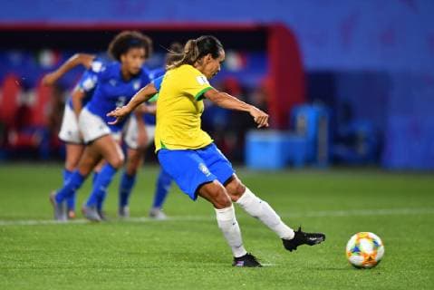 Marta Brazil 10 shoots the penalty kick, 18 06 2019, Valenciennes France , Football, FIFA Womens World Cup 2019, Italy Brazil, FIFA REGULATIONS PROHIBIT ANY USE OF PHOTOGRAPHS AS IMAGE SEQUENCES AND OR QUASI VIDEO xmkx