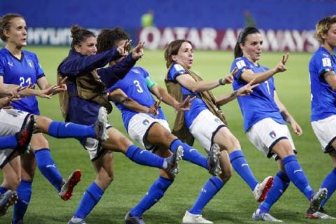 Sport Bilder des Tages Brazil vs Italy VALENCIENNES, NO - 18.06.2019: BRAZIL VS ITALY - Italian team celebrates after winning Group C of the Women& 39;s World Cup after losing the match against Brazil 1-0, valid for the 2019 FIomen& 39;s World,Cup, held on Tuesday, Jy, June 18, 2019, at the Estádio de Hainaut in Valenciennes, France. (Photo: Richard Callis Fotoarena) x1749587x  RichardxCallis