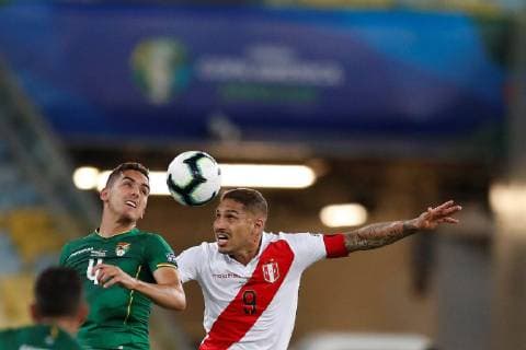 Peru s Paolo Guerrero (R) vies for the ball against Luis Haquin (L) of Bolivia during the Copa America 2019 Group A soccer match between Bolivia and Peru, at Maracana Stadium in Rio de Janeiro, Brazil, 18 June 2019. EPA Antonio Lacerda Bolivia vs. Peru !ACHTUNG: NUR REDAKTIONELLE NUTZUNG!  Copyright: xAntonioxLacerdax SCA0871 20190619-636965004525438189