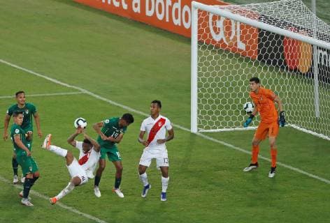 Peru s Farfan (3L) falls in the area during the Copa America 2019 Group A soccer match between Bolivia and Peru, at Maracana Stadium in Rio de Janeiro, Brazil, 18 June 2019. Bolivia vs. Peru !ACHTUNG: NUR REDAKTIONELLE NUTZUNG!  Copyright: xJulioxCesarxGuimaraesx SCA08106 20190619-636965039515761690