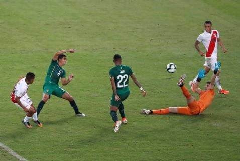 Bolivian goalkeeper Carlos Lampe (R) in action during the Copa America 2019 Group A soccer match between Bolivia and Peru, at Maracana Stadium in Rio de Janeiro, Brazil, 18 June 2019. Bolivia vs. Peru !ACHTUNG: NUR REDAKTIONELLE NUTZUNG!  Copyright: xJulioxCesarxGuimaraesx SCA08129 20190619-636965056465910157