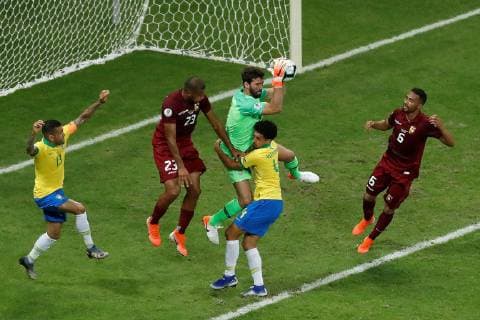 Brazilian goalkeeper Alisson (C) catches a ball, during the Copa America 2019 Group A soccer match between Brazil and Venezuela, at Arena Fonte Nova Stadium in Salvador, Brazil, 18 June 2019. Brazil vs. Venezuela !ACHTUNG: NUR REDAKTIONELLE NUTZUNG!  Copyright: xRaulxSpinassex SCA0735 20190619-636965106570444581