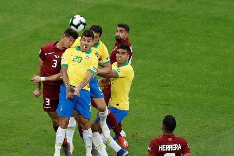Brazilian Roberto Firmino (C) vies for the ball with Venezuelan Yordan Osorio (L), during the Copa America 2019 Group A soccer match between Brazil and Venezuela, at Arena Fonte Nova Stadium in Salvador, Brazil, 18 June 2019. Brazil vs. Venezuela !ACHTUNG: NUR REDAKTIONELLE NUTZUNG!  Copyright: xRaulxSpinassex SCA0752 20190619-636965125445774780