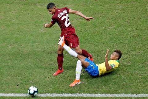 Brazilian David Neres (R) vies for the ball with Venezuelan Ronald Hernandez (L), during the Copa America 2019 Group A soccer match between Brazil and Venezuela, at Arena Fonte Nova Stadium in Salvador, Brazil, 18 June 2019. Brazil vs. Venezuela !ACHTUNG: NUR REDAKTIONELLE NUTZUNG!  Copyright: xRaulxSpinassex SCA0767 20190619-636965139693447036