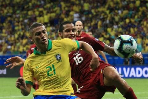 Brazil vs. Venezuela SALVADOR, BA - 18.06.2019: BRAZIL VS. VENEZUELA - Richarlison tries to leave Rosales& 39;s mdurinuring a match between Brazil and Venezuela, valid for the 2019 Copa Americaup stage, held on Tuesday (1y (18) at the Fonte Nova Arena in Salvador, Bahia. (Photo: Mauro Akiin Nassor Fotoarena) x1749862x  MauroxAkiinxNassor