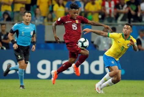 Brazilian Gabriel Jesús (R) vies for the ball against Venezuela s Jhon Murillo during the Copa America 2019 Group A soccer match between Brazil and Venezuela, at Arena Fonte Nova Stadium in Salvador, Brazil, 18 June 2019. Brazil vs. Venezuela !ACHTUNG: NUR REDAKTIONELLE NUTZUNG!  Copyright: xMauricioxDuenasxCastanedax SCA0773 20190619-636965150142885347