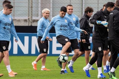 Uruguay s national soccer team player Luis Suarez (L) participates in a training session of the team at the headquarters of the Brazilian soccer team Gremio, in Porto Alegre, Brazil, 19 June 2019. Uruguay s national soccer team training session !ACHTUNG: NUR REDAKTIONELLE NUTZUNG!  Copyright: xSebastiaoxMoreirax COPAME909 20190619-636965637487671274