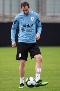 Uruguay s national soccer team player Diego Godin participates in a training session of the team at the headquarters of the Brazilian soccer team Gremio, in Porto Alegre, Brazil, 19 June 2019. Uruguay s national soccer team training session !ACHTUNG: NUR REDAKTIONELLE NUTZUNG!  Copyright: xSebastiaoxMoreirax COPAME923 20190619-636965638161469907
