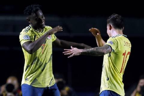 Colombian Duvan Zapata (L) celebrates with his teammate James Rodriguez after scoring the 1-0 lead during the Copa America 2019 Group B soccer match between Colombia and Qatar, at Morumbi Stadium in Sao Paulo, Brazil, 19 June 2019. Colombia vs. Qatar !ACHTUNG: NUR REDAKTIONELLE NUTZUNG!  Copyright: xPauloxWhitakerx SCA10100 20190620-636965908573901101