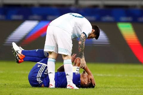 Argentina s Lionel Messi (up) talks with Paraguay s Gustavo Gómez during the Copa America 2019 Group B soccer match between Argentina and Paraguay, at Mineirao Stadium in Bello Horizonte, Brazil, 19 June 2019. Argentina vs. Paraguay !ACHTUNG: NUR REDAKTIONELLE NUTZUNG!  Copyright: xYurixEdmundox SCA0958 20190620-636965961113079582
