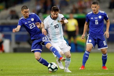 Argentina s Lionel Messi (C) vies for the ball against Paraguay s Miguel Almirón (L) and Richard Sánchez (R) during the Copa America 2019 Group B soccer match between Argentina and Paraguay, at Mineirao Stadium in Bello Horizonte, Brazil, 19 June 2019. Argentina vs. Paraguay !ACHTUNG: NUR REDAKTIONELLE NUTZUNG!  Copyright: xJuanxIgnacioxRoncoronix SCA09102 20190620-636965993154999949