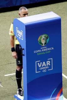 Brazilian referee Wilton Sampaio check the VAR during the Copa America 2019 Group B soccer match between Argentina and Paraguay, at Mineirao Stadium in Bello Horizonte, Brazil, 19 June 2019. Argentina vs. Paraguay !ACHTUNG: NUR REDAKTIONELLE NUTZUNG!  Copyright: xPauloxFonsecax SCA09108 20190620-636965998121840314
