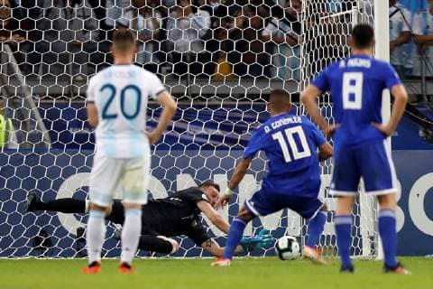 Argentina s goal keeper Franco Armani (C) fights for the ball with Paraguay s Derlis González Galeano (R) during the Copa America 2019 Group B soccer match between Argentina and Paraguay, at Mineirao Stadium in Bello Horizonte, Brazil, 19 June 2019. Argentina vs. Paraguay !ACHTUNG: NUR REDAKTIONELLE NUTZUNG!  Copyright: xJuanxIgnacioxRoncoronix SCA09130 20190620-636966020313949927