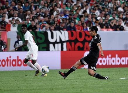 Mexico midfielder Erick Gutierrez (R) kicks the ball as Canada midfielder Alphonso Davies (L) looks on during the first half of the Gold Cup match between Canada and Mexico, at Broncos Stadium at Mile High in Denver, CO, USA, 19 June 2019. Canada vs Mexico !ACHTUNG: NUR REDAKTIONELLE NUTZUNG!  Copyright: xToddxPiersonx COPAME1061 20190620-636966112380070179