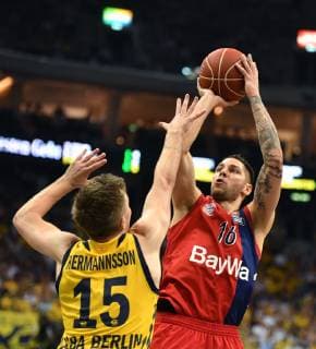 Stefan Jovic FC Bayern , at the throw, front Martin Hermannsson ALBA , ALBA Berlin FC Bayern Munich Basketball Basketball, easyCredit BBL, German Championship, Playoff, playoffs, play off, DM playoff, finals, 2 games, game 2,men, men, season 2018 2019 Berlin, 19 6 2019 Mercedes Benz Arena