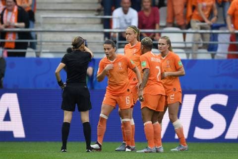 (l-r) referee Stephanie Frappart, Sherida Spitse of Netherlands women, Shanice van de Sanden of Netherlands women, Desiree van Lunteren of Netherlands women during the FIFA Women s World Cup France 2019 group E match between The Netherlands and Canada at Stade Auguste-Delaune on June 20, 2019 in Reims, France FIFA Women s World Cup France 2019 2018 2019 xVIxVIxImagesx xGerritxvanxKeulenxIVx 14780741