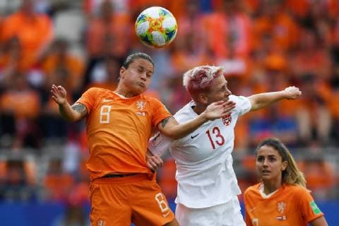 (l-r) Sherida Spitse of Netherlands women, Sophie Schmidt of Canada women during the FIFA Women s World Cup France 2019 group E match between The Netherlands and Canada at Stade Auguste-Delaune on June 20, 2019 in Reims, France FIFA Women s World Cup France 2019 2018 2019 xVIxVIxImagesx xGerritxvanxKeulenxIVx 14780745