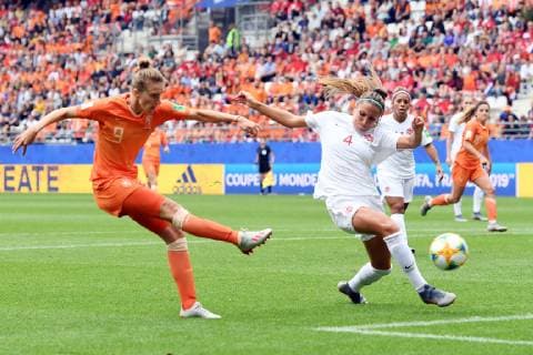 (l-r) Vivianne Miedema of Netherlands women, Shelina Zadorsky of Canada women during the FIFA Women s World Cup France 2019 group E match between The Netherlands and Canada at Stade Auguste-Delaune on June 20, 2019 in Reims, France FIFA Women s World Cup France 2019 2018 2019 xVIxVIxImagesx xGerritxvanxKeulenxIVx 14780913