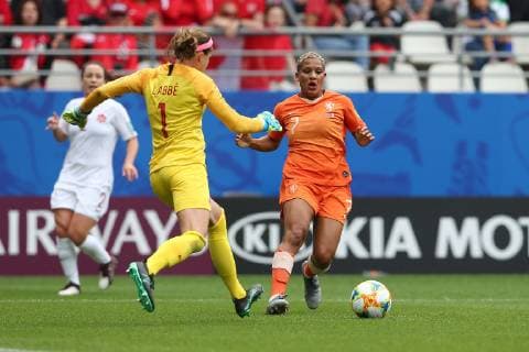 REIMS, 20-06-2019 ,Stade Auguste-Delaune, World Championship, WM, Weltmeisterschaft 2019 , Nederland - Canada Women , Canada goalkeeper Stephanie Labbe and Netherlands player Shanice van de Sanden during the match Nederland - Canada Women Nederland - Canada Women  x3721924x Copyright: