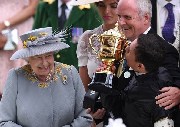 Sport Themen der Woche KW25 Sport Bilder des Tages 20th June 2019, Ascot Racecourse, Windsor, England; Royal Ascot Horse Racing; Race 4, Gold Cup; Frankie Dettori kisses the Gold Cup as HM The Queen looks on  ActionPlus12145887 SimonxWest