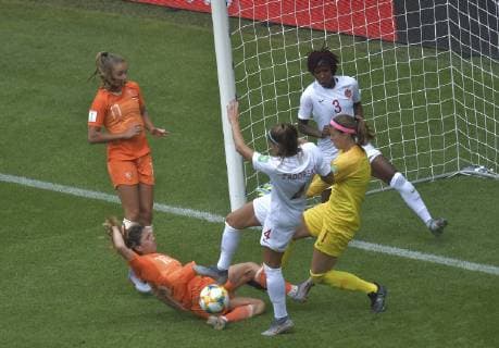 Danielle Van de Donk vs Stephanie Labbe FOOTBALL : Coupe du Monde femine france 2019 - Netherlands vs Canada - 20 06 2019 MAO Panoramic 