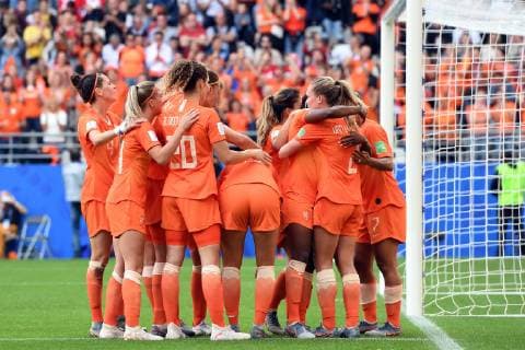 (l-r) Merel van Dongen of Netherlands women, Jackie Groenen of Netherlands women, Dominique Bloodworth of Netherlands women, Vivianne Miedema of Netherlands women, Jill Roord of Netherlands women, Lineth Beerensteyn of Netherlands women, Desiree van Lunteren of Netherlands women during the FIFA Women s World Cup France 2019 group E match between The Netherlands and Canada at Stade Auguste-Delaune on June 20, 2019 in Reims, France FIFA Women s World Cup France 2019 2018 2019 xVIxVIxImagesx xGerritxvanxKeulenxIVx 14781772