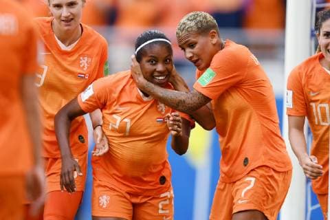 (l-r) Lineth Beerensteyn of Netherlands women, Shanice van de Sanden of Netherlands women during the FIFA Women s World Cup France 2019 group E match between The Netherlands and Canada at Stade Auguste-Delaune on June 20, 2019 in Reims, France FIFA Women s World Cup France 2019 2018 2019 xVIxVIxImagesx xGerritxvanxKeulenxIVx 14781774
