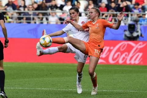 Jackie Groenen (Pays Bas) vs Jessie Fleming (Canada) FOOTBALL : Pays Bas vs Canada - Coupe du Monde Feminine - Reims - 20 06 2019 JBAutissier Panoramic 