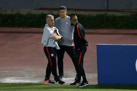 Futbol, entrenamiento de la seleccion chilena El entrenador de la seleccion chilena Reinaldo Rueda se reune con Arturo Vidal durante el entrenamiento realizado en el estadio Pituacu de Salvador de Bahia, Brasil. 20 06 2019 Andres Pina Photosport Football, Chilean national team, Nationalteam training session Chile s manager Reinaldo Rueda gather with Arturo Vidal during the evening training session held at the Pituacu stadium in Salvador de Bahia, Brazil. 20 06 2019 Andres Pina Photosport Entrenamiento de la seleccion chilena en el estadio Pituacu 
