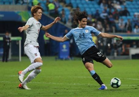 20th June 2019, Arena do Gremio, Porto Alegre, Brazil. Copa America international football, Uruguay versus Japan; Edinson Cavani of Uruguay takes a shot on goal past Kou Itakura of Japan  ActionPlus12146001 MaxxPeixoto