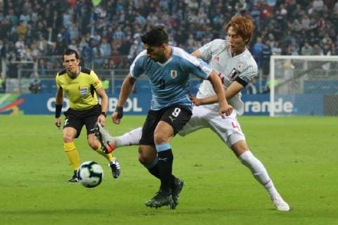 20th June 2019, Arena do Gremio, Porto Alegre, Brazil. Copa America international football, Uruguay versus Japan; Luis Su& xe1;rez of Uruguay shields the ball from Kou Itakura of Japan  ActionPlus12146027 MaxxPeixoto
