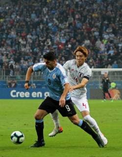 20th June 2019, Arena do Gremio, Porto Alegre, Brazil. Copa America international football, Uruguay versus Japan; Luis Su& xe1;rez of Uruguay holds off the challenge from Kou Itakura of Japan  ActionPlus12146032 MaxxPeixoto