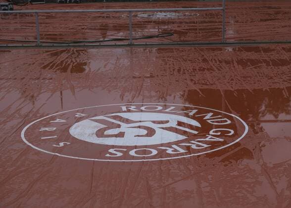 French Open Feature, covered space with rain cover, Roland Garros Logo Copyright: xJuergenxHasenkopfx