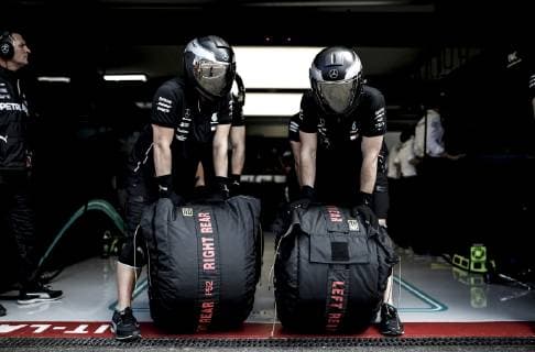 Motorsports: FIA Formula One World Championship, WM, Weltmeisterschaft 2019, Grand Prix of France, Mechanic of Mercedes AMG Petronas Motorsport Le Castellet France