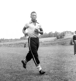Fussball WM 1958 in Schweden. Pele (Brasilien) im Trainingsquartier läuft , fröhlich , lacht 25.06.1958 *** soccer world cup 1958 in Sweden Pele Brazil in the training quarter runs, cheerfully, laughs 25 06 1958 HM