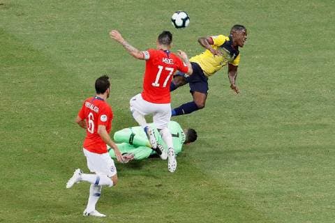 Ecuador s Jhegson Mendez (R) receives a fault during the Copa America 2019 Group C soccer match between Ecuador and Chile, at Arena Fonte Nova Stadium in Salvador, Brazil, 21 June 2019. Ecuador vs. Chile !ACHTUNG: NUR REDAKTIONELLE NUTZUNG!  Copyright: xMauricioxDuenasxCastanedax SCA1257 20190622-636967641942461578