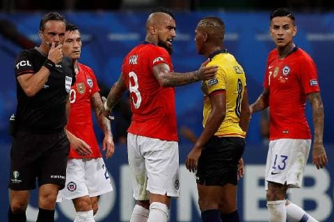Chile s Arturo Vidal (c) talks with Ecuador s Carlos Gruezo (C-R) during the Copa America 2019 Group C soccer match between Ecuador and Chile, at Arena Fonte Nova Stadium in Salvador, Brazil, 21 June 2019. Ecuador vs. Chile !ACHTUNG: NUR REDAKTIONELLE NUTZUNG!  Copyright: xJoédsonxAlvesx SCA1273 20190622-636967650940071419