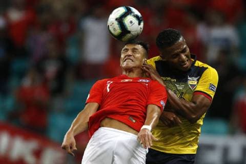 Futbol, Ecuador vs Chile Copa America 2019 El jugador de la selecciones chilena Alexis Sanchez, centro, disputa el balon con Luis Valencia de Ecuador durante el partido del grupo C de la Copa America realizado en el estadio Arena Fonte Nova de Salvador de Bahia, Brasil. 21 06 2019 Andres Pina Photosport Football, Ecuador vs Chile Copa America Championship 2019 Chile s player Alexis Sanchez, center, battles for the ball against Luis Valencia of Ecuador during the group C match of the Copa America Championship held at the Arena Fonte Nova stadium in Salvador de Bahia, Brazil. 21 06 2019 Andres Pina Photosport Ecuador vs Chile, Copa America 2019 