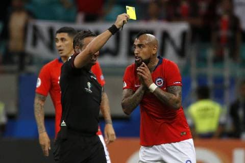 Sport Bilder des Tages Futbol, Ecuador vs Chile Copa America 2019 El arbitro Patricio Loustau le muestra tarjeta amarilla al jugador de la seleccion chilena Arturo Vidal durante el partido del grupo C de la Copa America contra Ecuador disputado en el estadio Arena Fonte Nova de Salvador de Bahia, Brasil. 21 06 2019 Andres Pina Photosport Football, Ecuador vs Chile Copa America Championship 2019 Referee Patricio Loustau shows the yellow card to Chile s player Arturo Vidal during the group C match of the Copa America Championship against Ecuador held at the Arena Fonte Nova stadium in Salvador de Bahia, Brazil. 21 06 2019 Andres Pina Photosport Ecuador vs Chile, Copa America 2019 