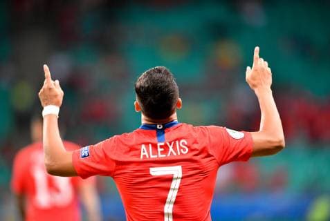 Sport Bilder des Tages (190622) -- SALVADOR, June 22, 2019 (Xinhua) -- Chile s Alexis Sanchez celebrates after scoring during the Group C match between Chile and Ecuador at the Copa America 2019, held in Salvador, Brazil, June 21, 2019. (Xinhua Xin Yuewei) (SP)BRAZIL-SALVADOR-SOCCER-COPA AMERICA 2019-CHILE VS ECUADOR 