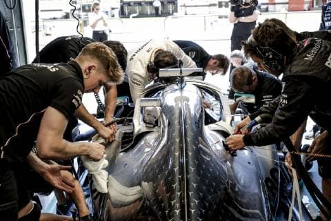 Motorsports: FIA Formula One World Championship, WM, Weltmeisterschaft 2019, Grand Prix of France, Mechanic of Mercedes AMG Petronas Motorsport Le Castellet France