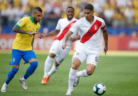 Peru vs. Brazil SÃO PAULO, SP - 22.06.2019: PERU VS. BRAZIL - Daniel Alves from Brazil by Paolo Guerrero from Peru during a match between Peru and Brazil, valid for the last round group stage of the Copa América 2019, held this Saturday (22) at the Corinthians Arena in São Paulo, SP. (Photo: Marcelo Machado de Melo Fotoarena) x1751220x  MarceloxMachadoxdexMelo